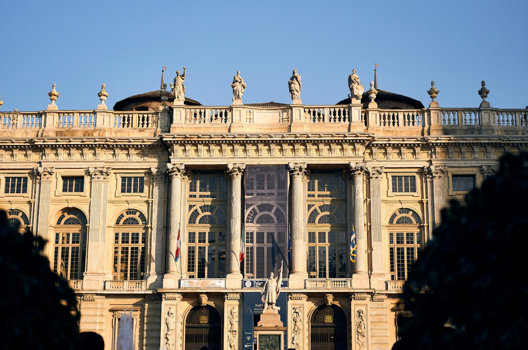 Fachada de um edifício governamental clássico ao pôr do sol
