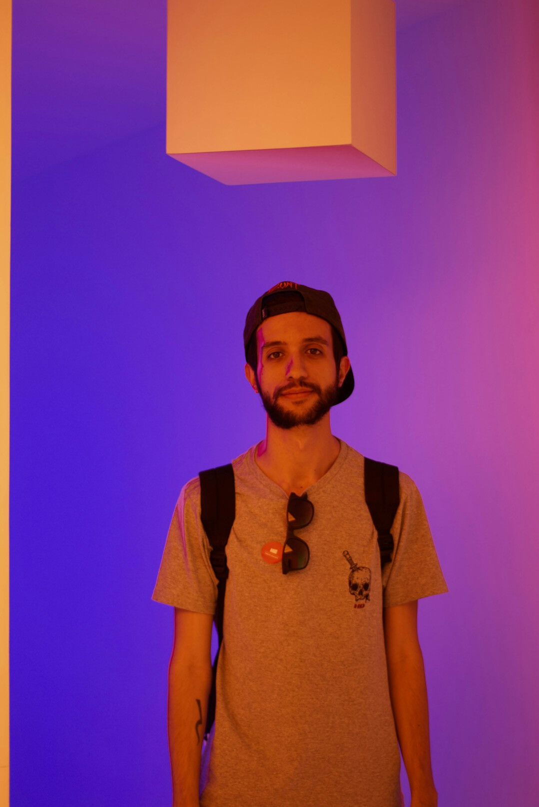 Retrato de um jornalista português de meia-idade em ambiente de estúdio